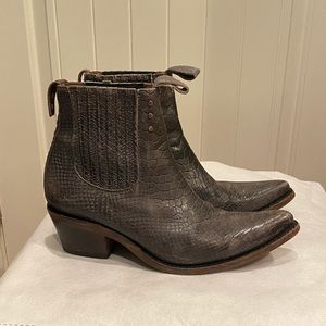 Black pointed leather ankle chic cowboy boots